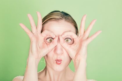 Ιδού πώς να βλέπετε καθαρά χωρίς γυαλιά μυωπίας - Το πανέξυπνο, εύκολο τρικ που απογειώνει [Βίντεο]