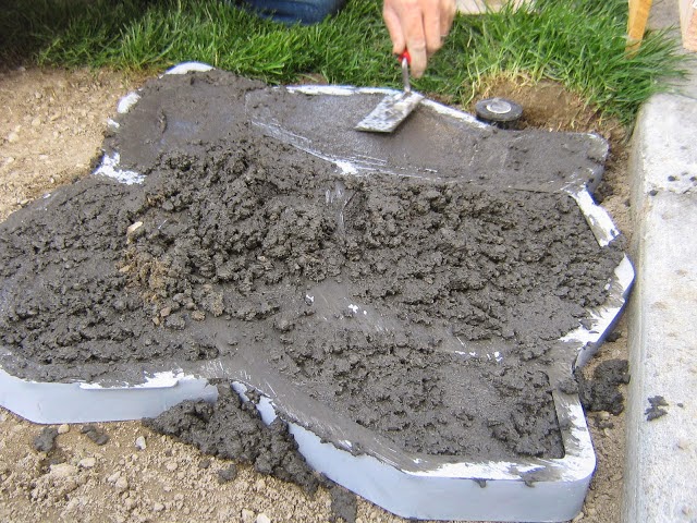 DIY τσιμεντένια μονοπάτια για τον κήπο - Πώς να τα φτιάξετε εύκολα και οικονομικά 12 DIY τσιμεντένια μονοπάτια για τον κήπο - Πώς να τα φτιάξετε εύκολα και οικονομικά