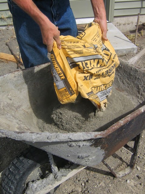 DIY τσιμεντένια μονοπάτια για τον κήπο - Πώς να τα φτιάξετε εύκολα και οικονομικά 7 DIY τσιμεντένια μονοπάτια για τον κήπο - Πώς να τα φτιάξετε εύκολα και οικονομικά