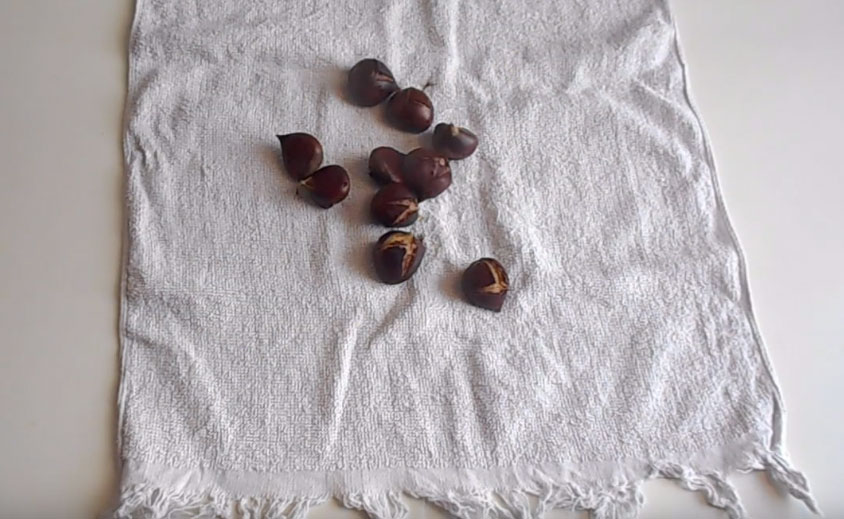 Τοποθετήστε τα κάστανα μέσα σε πετσέτα να ιδρώσουν και να ξεφλουδίζονται εύκολα