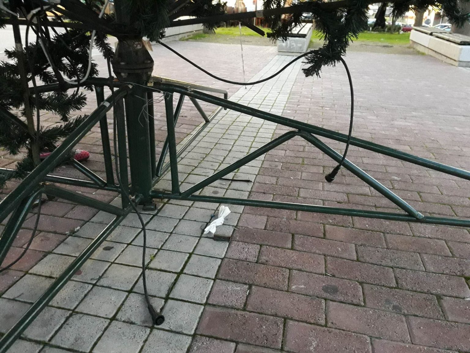 Άγνωστοι Έκοψαν Τα Καλώδια Του Χριστουγεννιάτικου Δέντρου Στην Πλατεία Ανεξαρτησίας