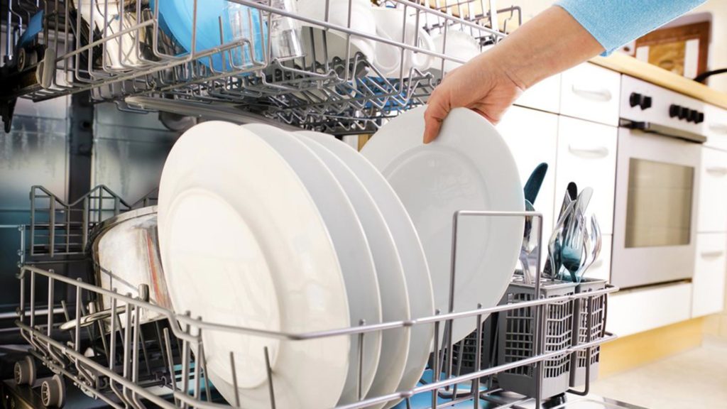 Γιατί Δεν Πρέπει να Ξεπλένετε τα Πιάτα πριν τα Βάλετε στο Πλυντήριο Πιάτων