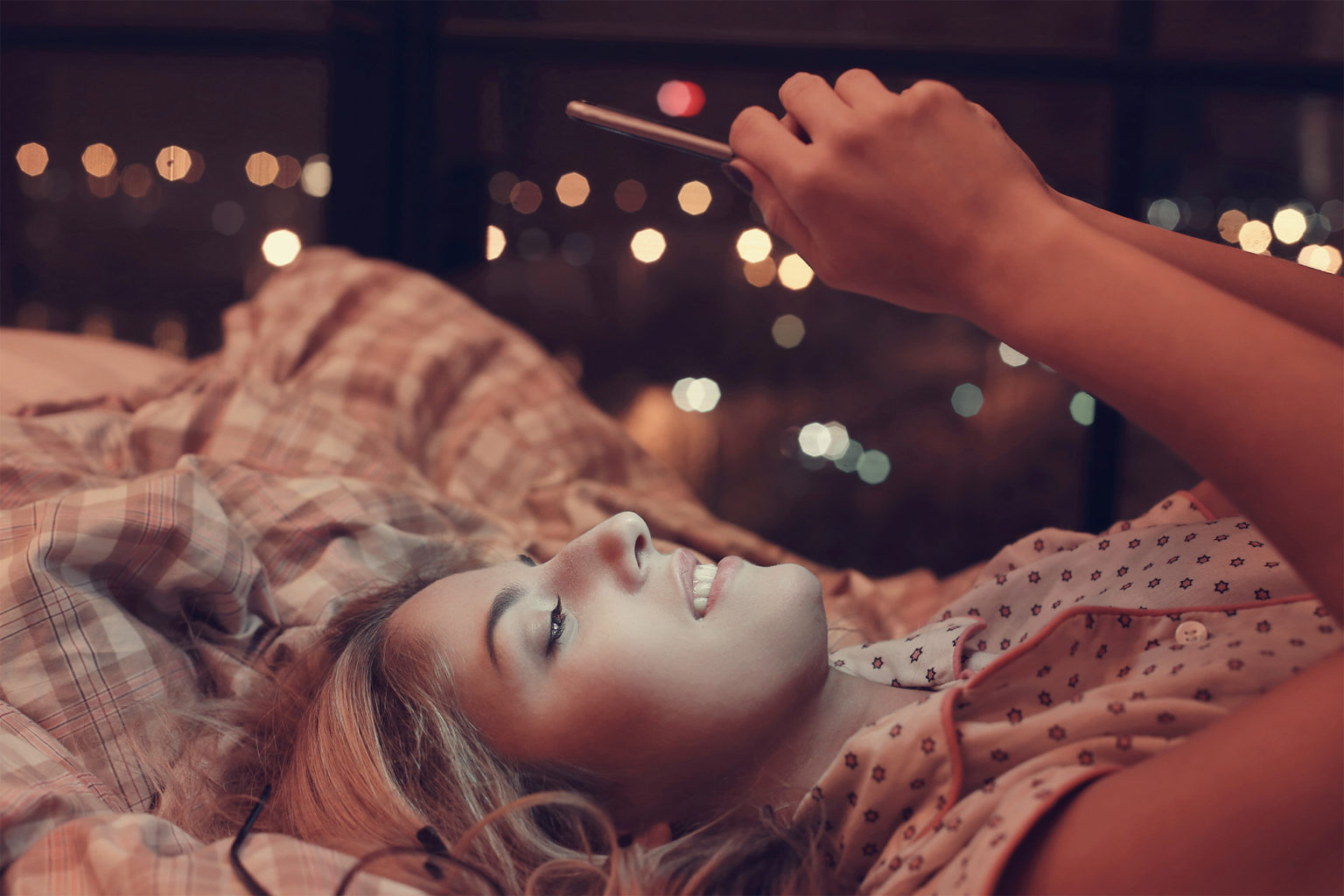 4 Σημαντικοί Λόγοι για να Αφήσετε το Κινητό σας Πριν Πάτε στο Κρεβάτι