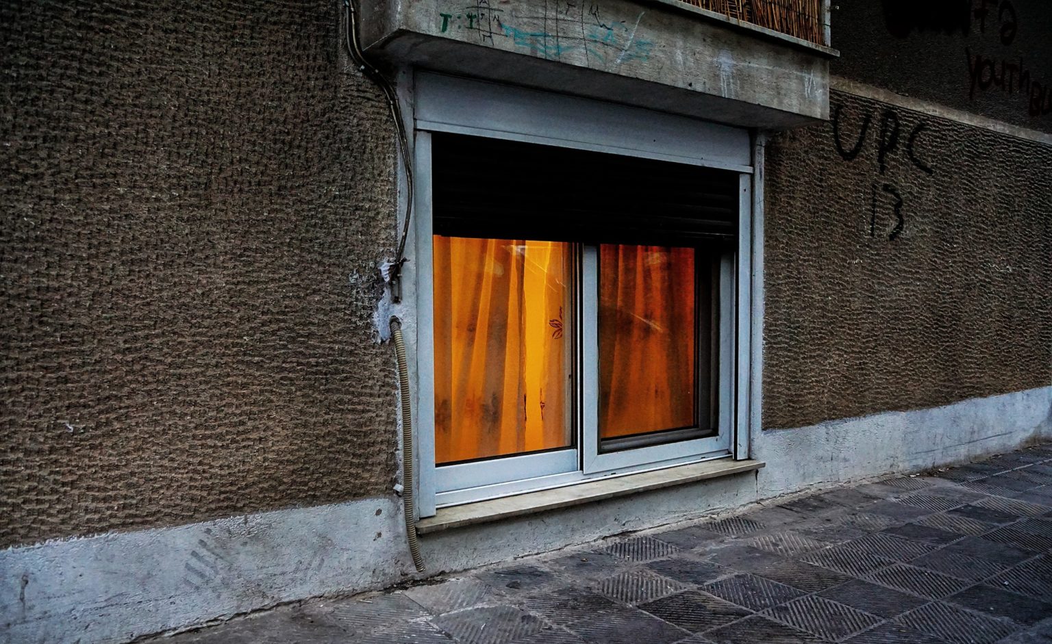 Καραντίνα σε ένα ημιυπόγειο 28 τετραγωνικών – Δεν είναι όλες οι καραντίνες ίδιες