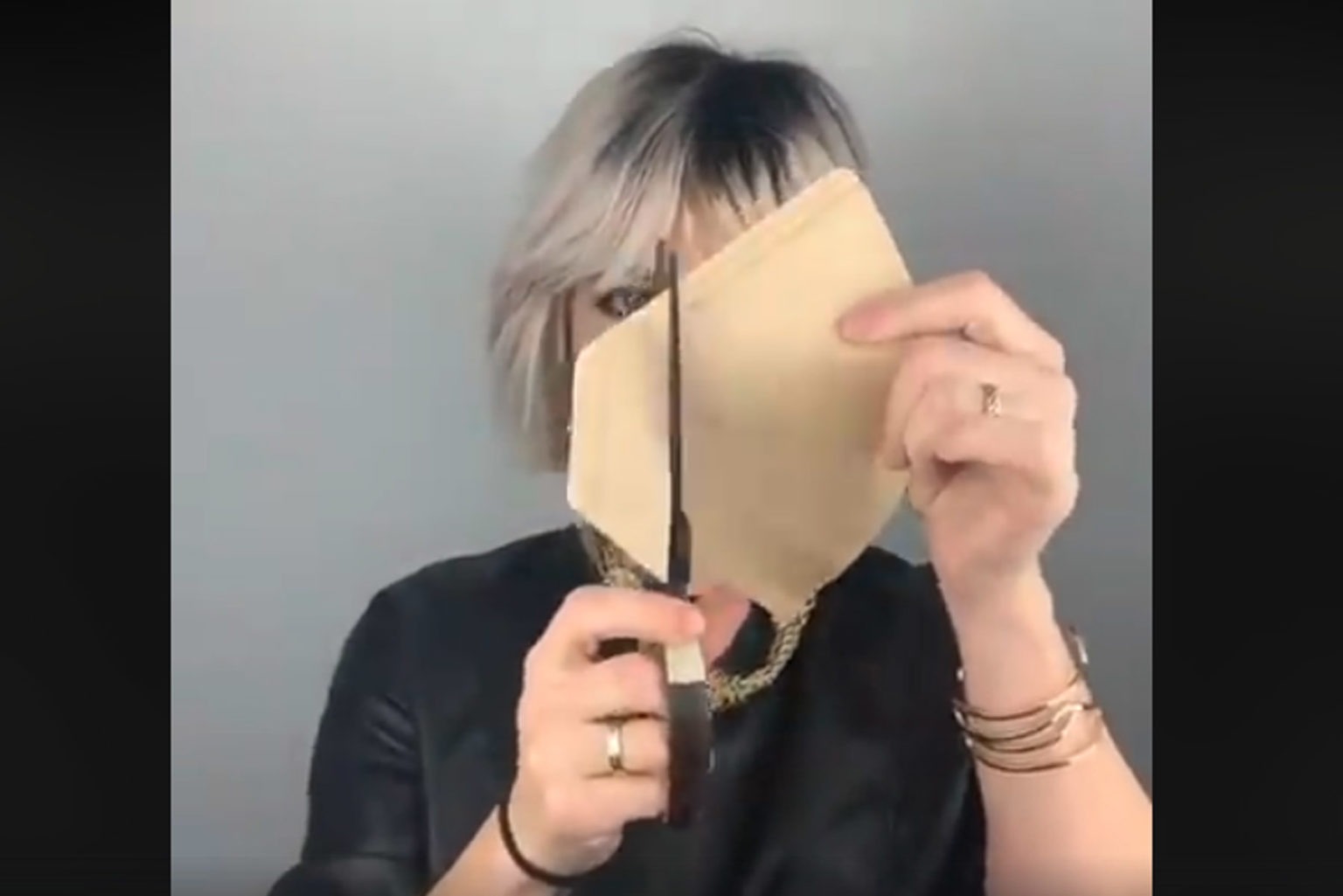 Πώς να φτιάξεις προστατευτική Μάσκα σε λιγότερο από 1 λεπτό! Με φίλτρο