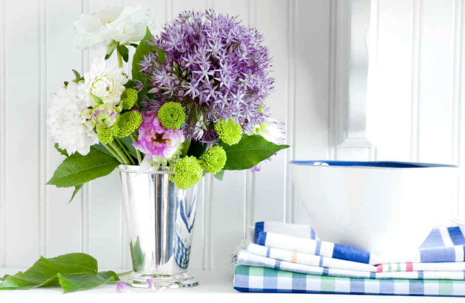 Αρκεί να γεμίσετε ένα βάζο με τα αγαπημένα σας λουλούδια για να νιώσετε πιο άνετα στο νέο σας χώρο.