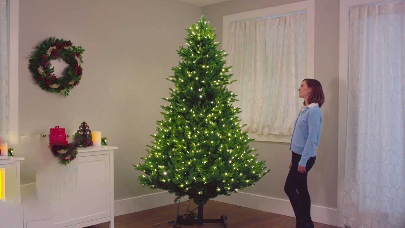 χριστουγεννιατικο δεντρο που ανοιγει μονο του