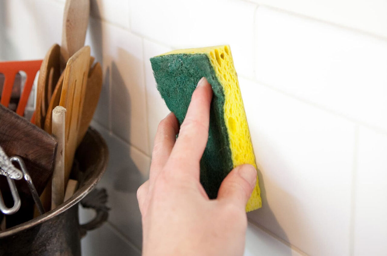 Λερωμένοι Αρμοί στην κουζίνα από λάδια και σάλτσες: Δες πώς θα επαναφέρεις το χρώμα και την καθαριότητα ξανά