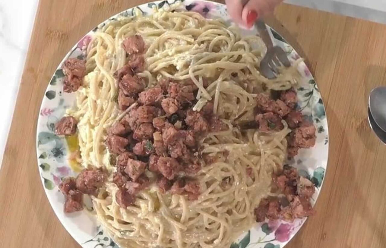 Συνταγή για λαχταριστά σπαγγέτι καρμπονάρα αλά ελληνικά