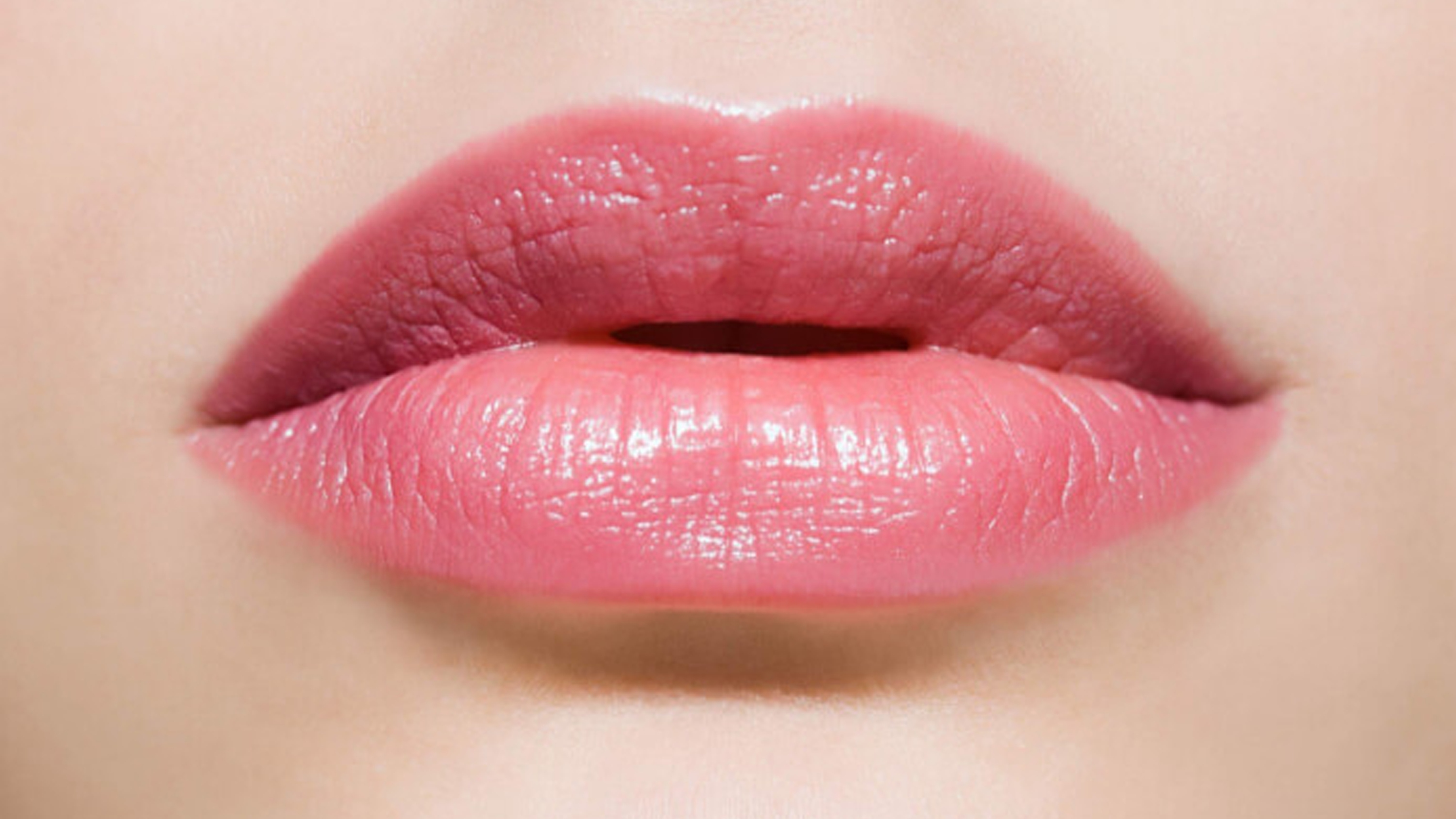 Πώς να Αποκτήσετε Ροζ Ζουμερά Χείλη με Φυσικό Τρόπο
