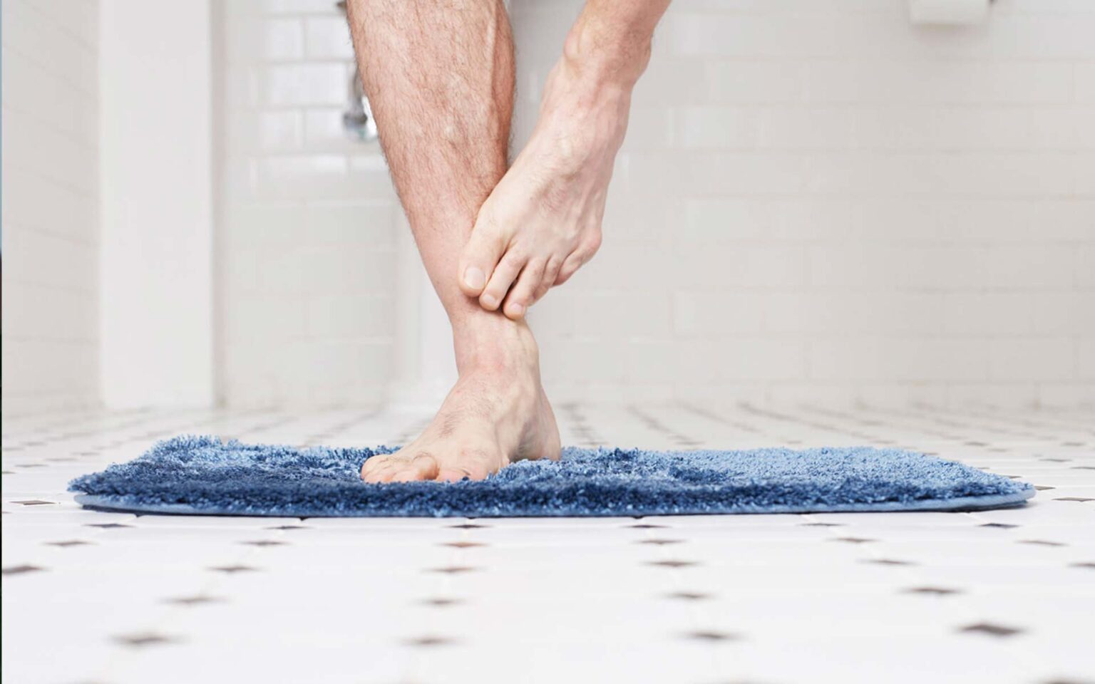 Πώς να Αφαιρέσετε Αποτελεσματικά Οσμές από τα Χαλάκια του Μπάνιου