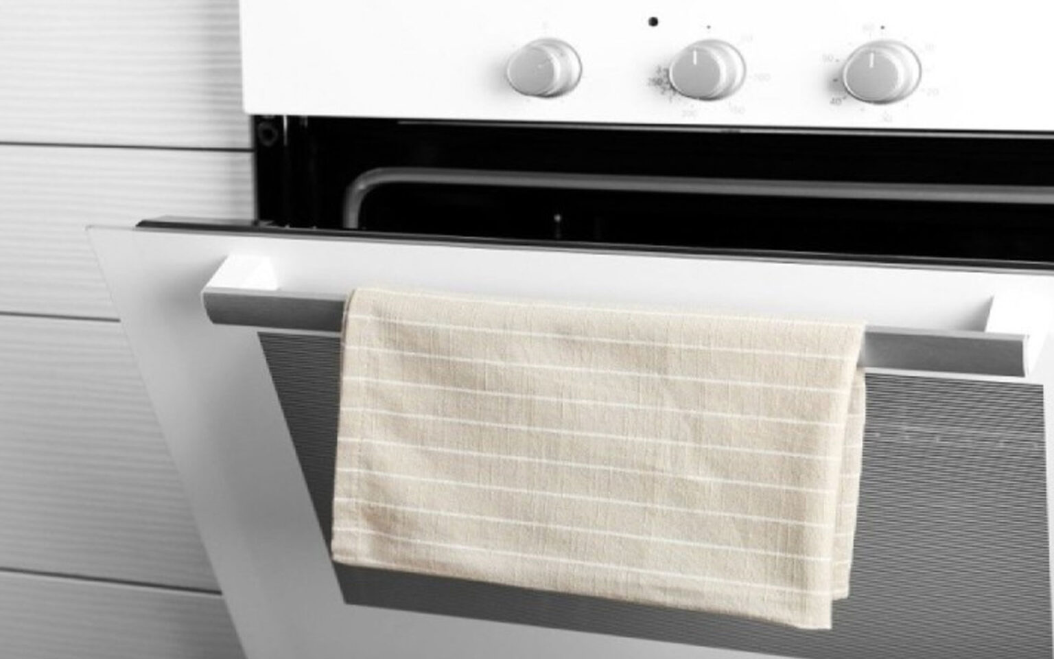 Κρεμάς Την Πετσέτα Της Κουζίνας Στον Φούρνο; Αυτός είναι ο Λόγος που Δεν Πρέπει Να Το Ξανακάνεις