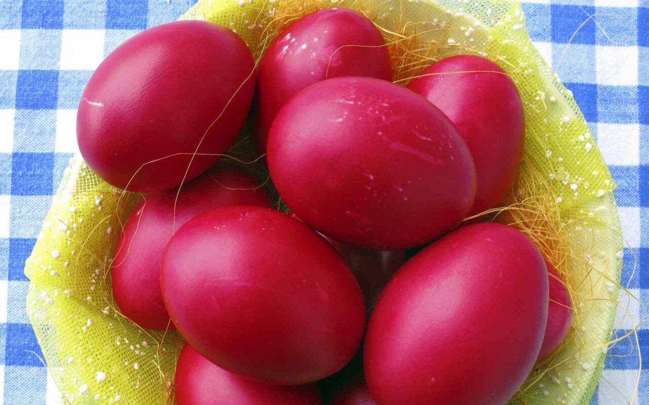 Πως να βάψετε τα αυγά σας χωρίς να σπάσει Ούτε ΕΝΑ!