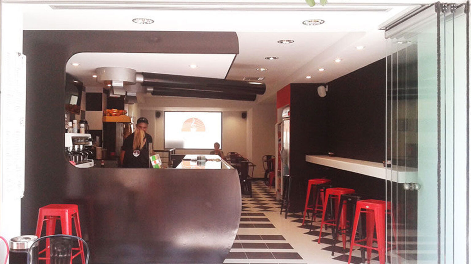 Δουλεύεις στην αργία του Αγίου Πνεύματος; Δες πόσα χρήματα πρέπει να πάρεις