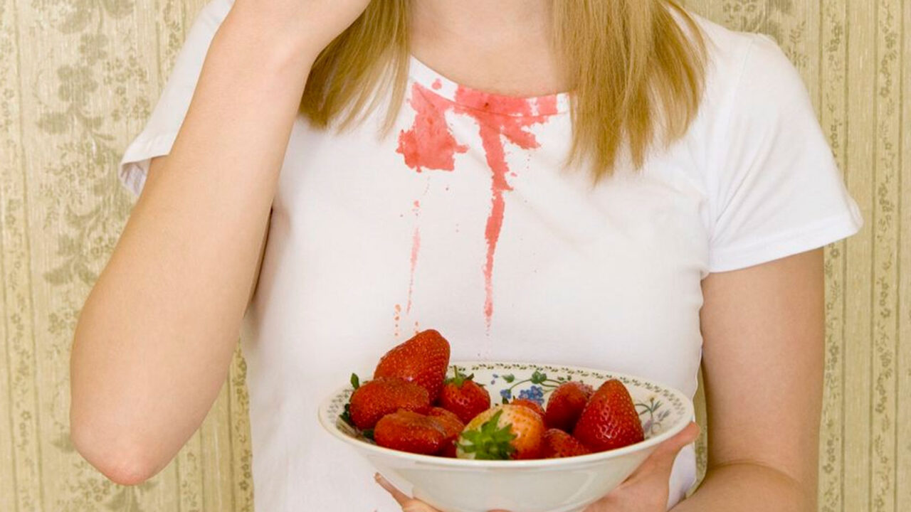 Λεκέδες Από Φράουλες Και Κεράσια: Πείτε Αντίο με Αυτό Το 100% Δοκιμάσμένο Κόλπο - Μην Πετάς Πλέον Τα Ρούχα Σου