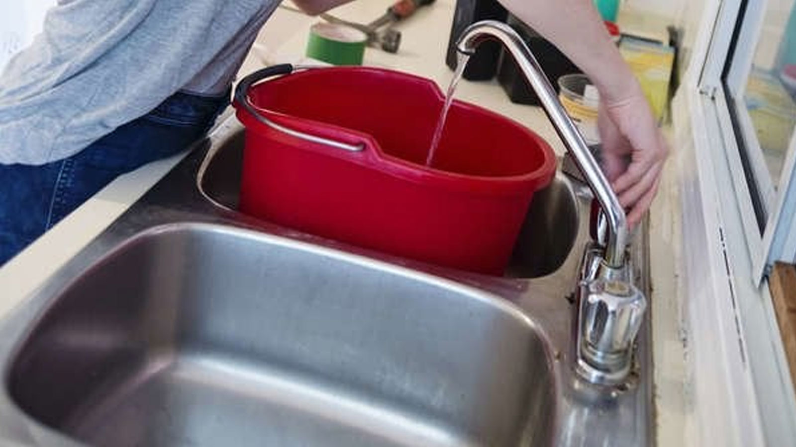 ΠΟΤΕ Μην Καθαρίζετε με Νερό Αυτά Τα 12 Πράγματα Στο Σπίτι
