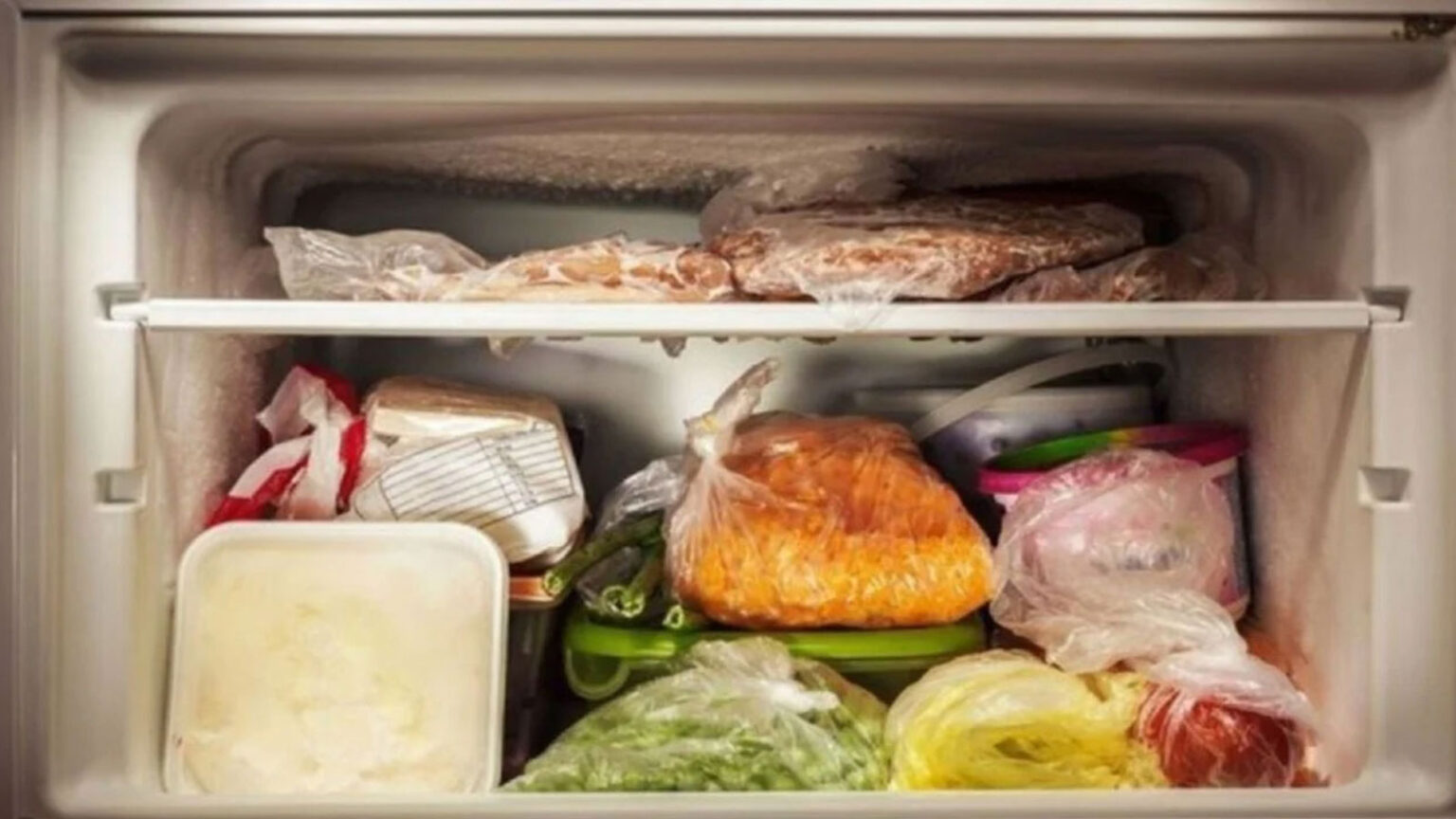 Μην τα καταναλώσετε, πετάξτε τα αμέσως: 5 πράγματα που έχετε στην κατάψυξη και είναι επικίνδυνο να τα φάτε