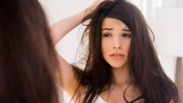 Κι όμως φταίει η χτένα: Viral σε δευτερόλεπτα τα 3 τιπς που θα σε σώσουν αν τα μαλλιά σου λαδώνουν κάθε 2 μέρες