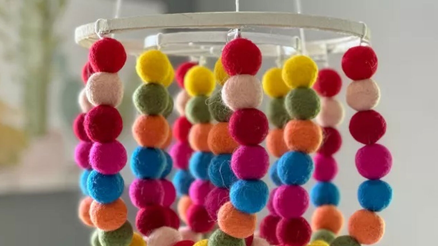 DIY Πολυέλαιος Ουράνιο Τόξο με Πομ Πομ για να Φωτίσετε Κάθε Δωμάτιο