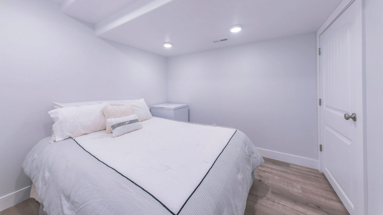 Καύσωνας ΤΕΛΟΣ: Πώς Να Δροσίσετε Ένα Δωμάτιο Χωρίς Παράθυρα