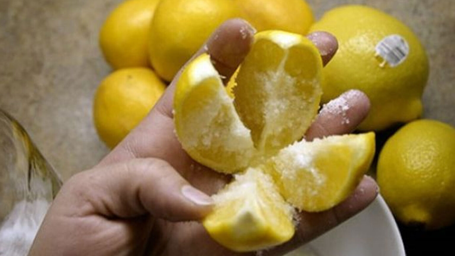 λεμόνι στην κουζίνα,καθαρισμός κουζίνας,συμβουλές καθαρισμού,χρήσιμα,