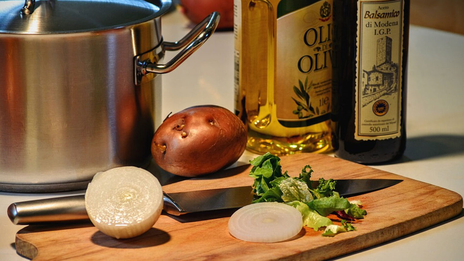 Αποθηκεύετε το Ελαιόλαδο σας Δίπλα στην Κουζίνα; Γιατί Δεν Πρέπει Να Το Αφήνετε Εκεί