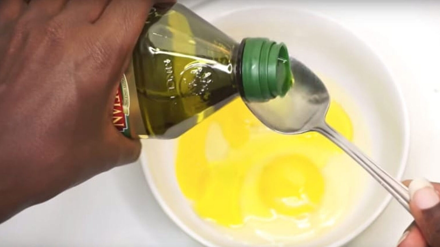 Γιατί Πρέπει να Τρίβετε Ένα Αυγό στα Μαλλιά σας Κάθε Εβδομάδα