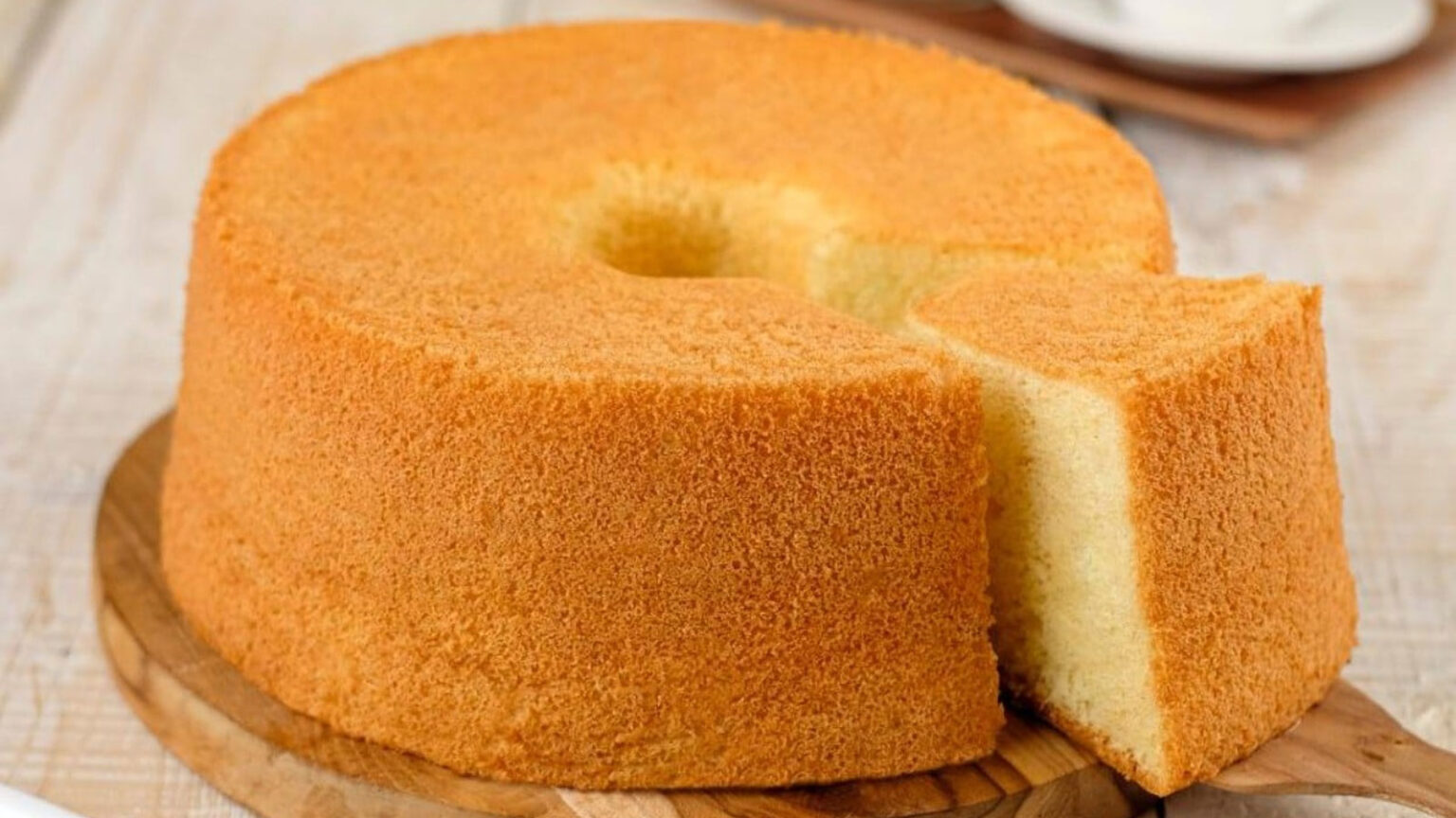 Το κέικ της… τεμπέλας: Με μόνο 2 κινήσεις και 3 υλικά από το ντουλάπι, για να φτιάξετε ένα γλυκάκι στα γρήγορα