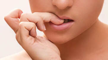 Οι αιτίες που ξεφλουδίζει το δέρμα γύρω από τα νύχια σας