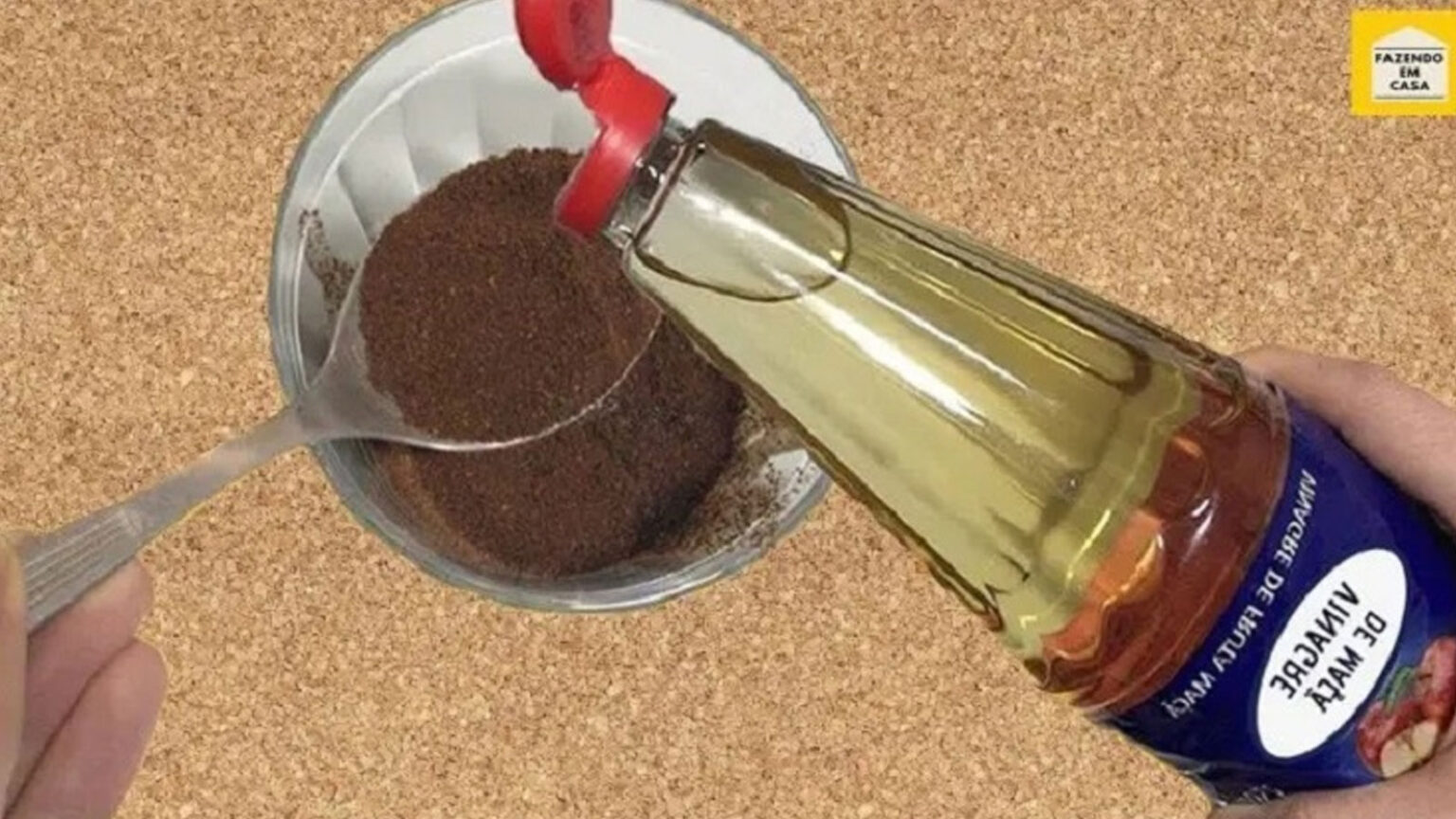 Ρυτίδες και τα Ψεγάδια στο Δέρμα: Ανακατέψτε Καφέ και Μηλόξυδο Και Δώστε Τέλος