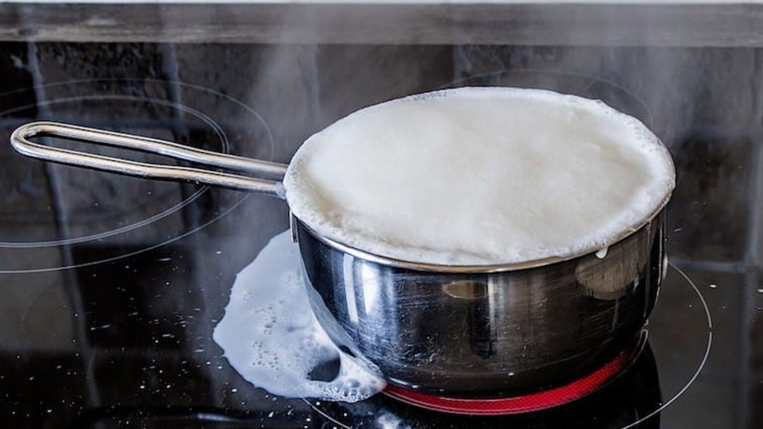 Ξεχειλίζει η Κατσαρόλα: Για να το Αποτρέψετε το Προσθέστε αυτό το συστατικό στο Νερό