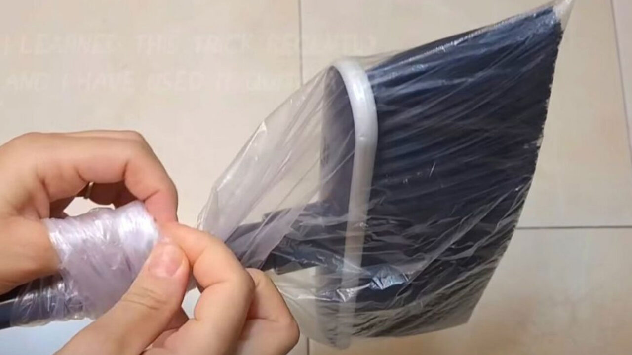 πλαστική σακούλα σε σκούπα,κόλπα καθαρισμού,συμβουλές καθαρισμού,καθαρισμός,χρήσιμα,