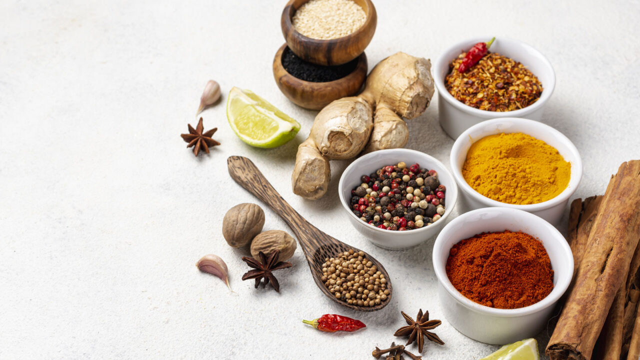 Πόσα χρόνια διαρκούν τα αποξηραμένα βότανα και τα μπαχαρικά που έχεις στα ντουλάπια σου