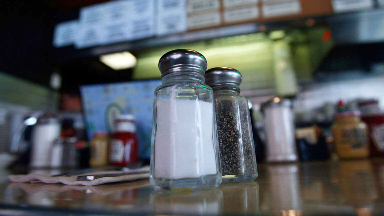 Γιατί Δεν Πρέπει να Χρησιμοποιείτε την Αλατοπιπεριέρα σε ένα Εστιατόριο