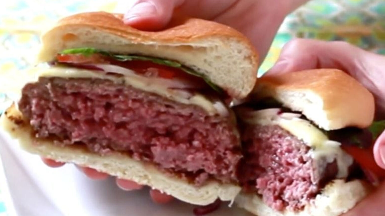 Προσοχή: Γιατί ΔΕΝ Πρέπει να Φάτε ένα Μπιφτέκι που Είναι Ακόμα Κόκκινο στη Μέση - Ποια Είναι η Διαφορά Του Κιμά Με την Μπριζόλα