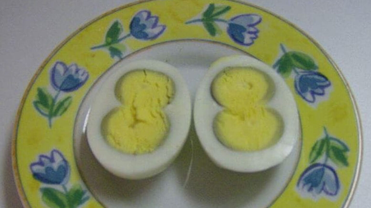 Μπορείτε να Φάτε Ένα Αυγό αν Έχει Πράσινο Κρόκο Μετά το Βράσιμο;