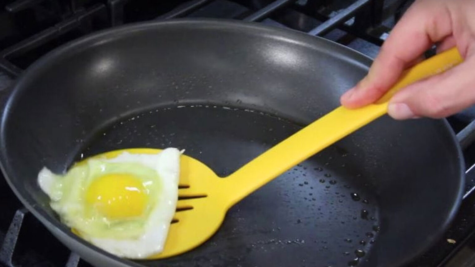 Πώς να Αποφύγετε τη Σαλμονέλα Οταν Μαγειρεύετε Αυγά: Να τι Κάνετε Λάθος