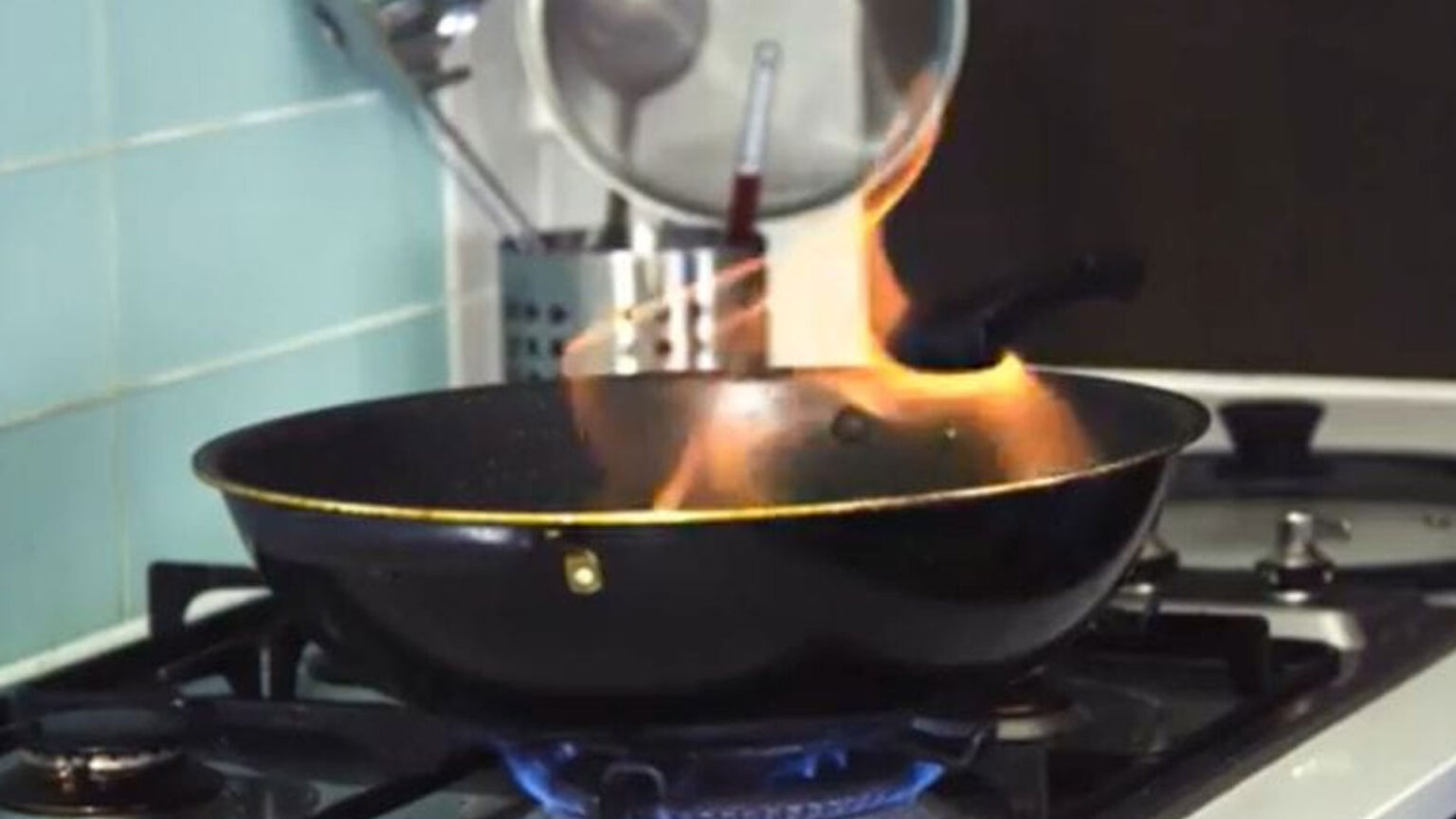 Έπιασε Φωτιά το Τηγάνι; Προσπάθησε να την σβήσεις με ένα Εύχρηστο Προϊόν που Έχετε Ήδη στο σπιτι