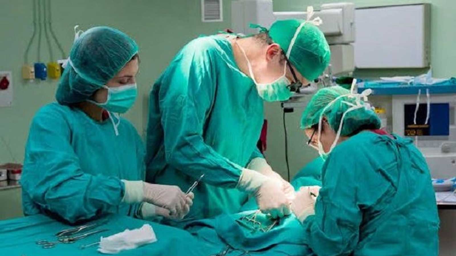 2 Λόγοι που οι Γιατροί Φορούν Πράσινη ή Μπλε Ενδυμασία Κατά τη Διάρκεια Επέμβασης