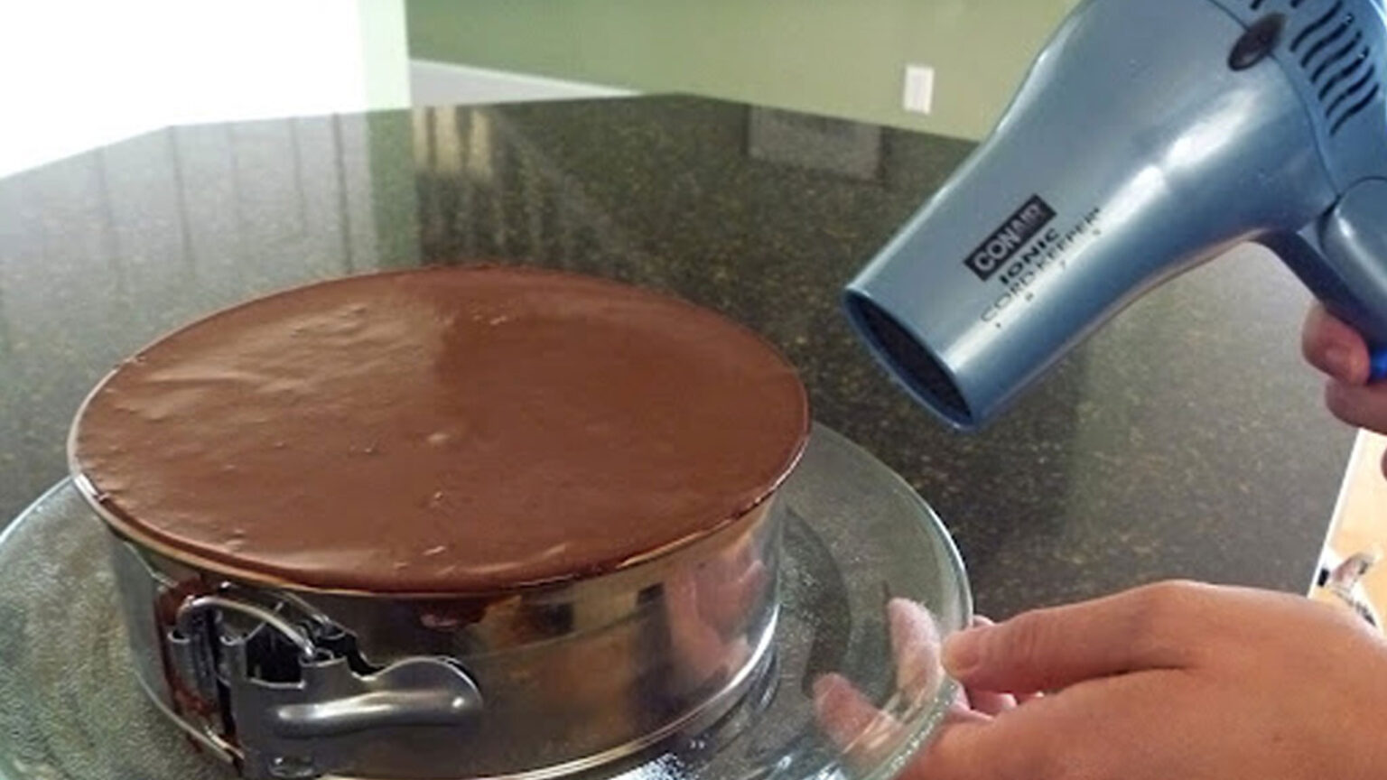 Γιατί να Χρησιμοποιήσετε ένα Πιστολάκι Μαλλιών όταν Φτιάχνετε Ένα Κέικ