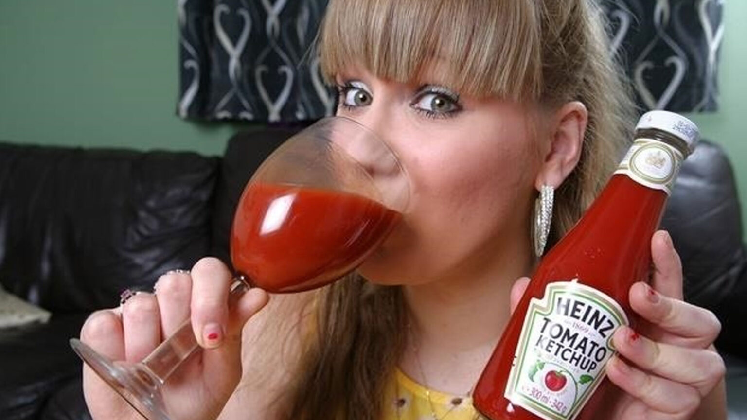 Πώς να Καθαρίσετε Μαυρισμένα Μεταλλικά Αντικείμενα και Σκεύη με Κέτσαπ