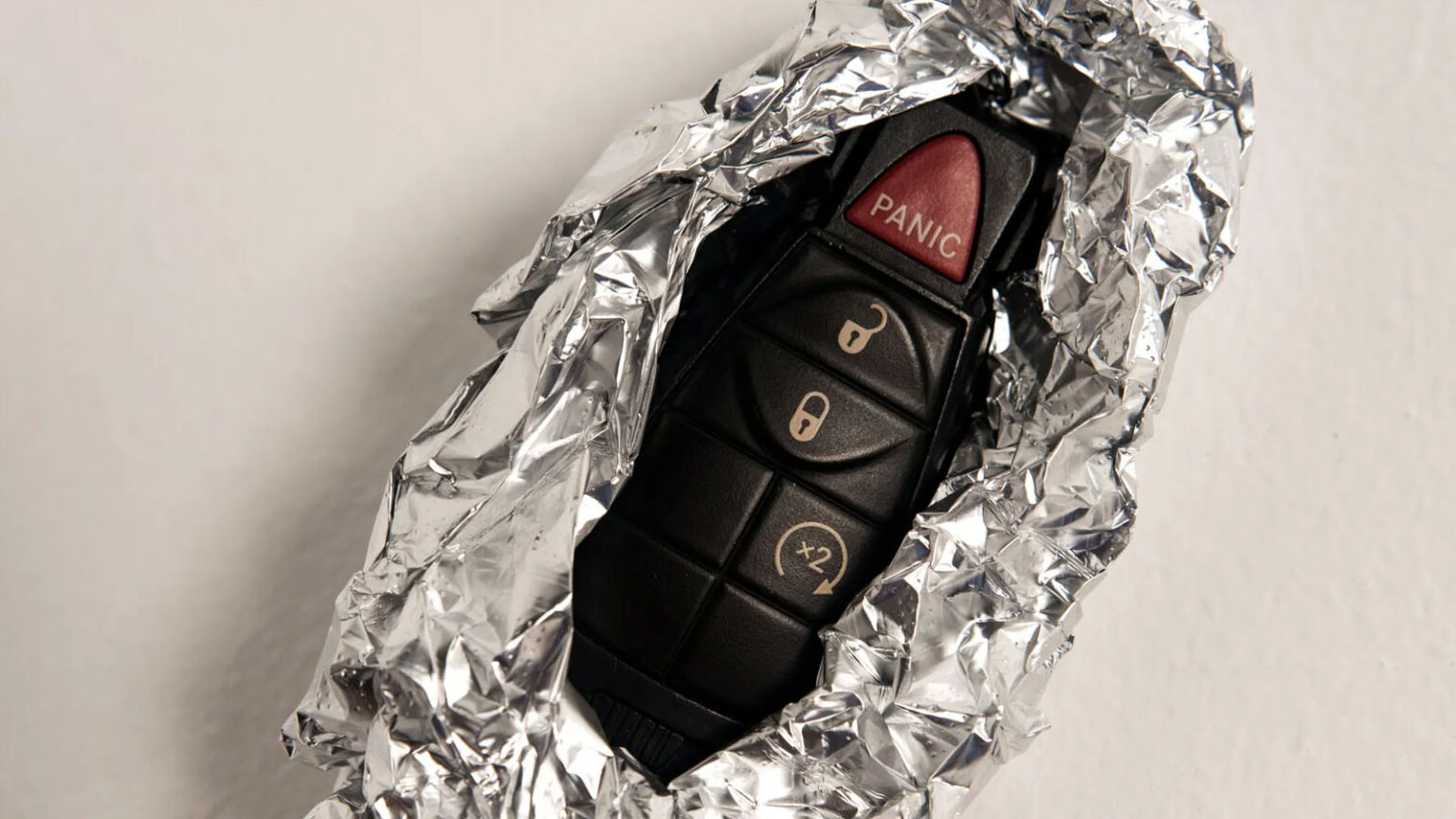 κλειδι αυτοκινήτου σε αλουμινόχαρτο