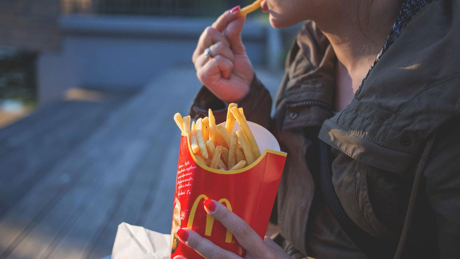 Γιατί Πολλές Αλυσίδες Γρήγορου Φαγητού Εχουν Κόκκινο και Κίτρινο Χρώμα στα Λογότυπά τους;