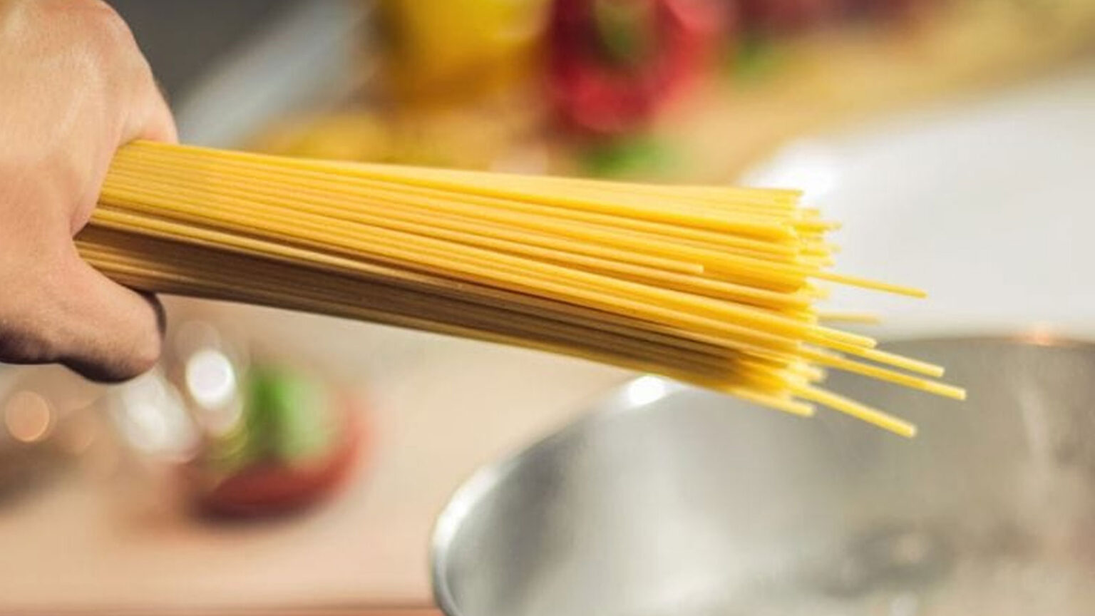 Οι Σεφ Αποκαλύπτουν τα Μεγαλύτερα Λάθη που Κάνουν οι Περισσότεροι Οταν Μαγειρεύουν Ζυμαρικά