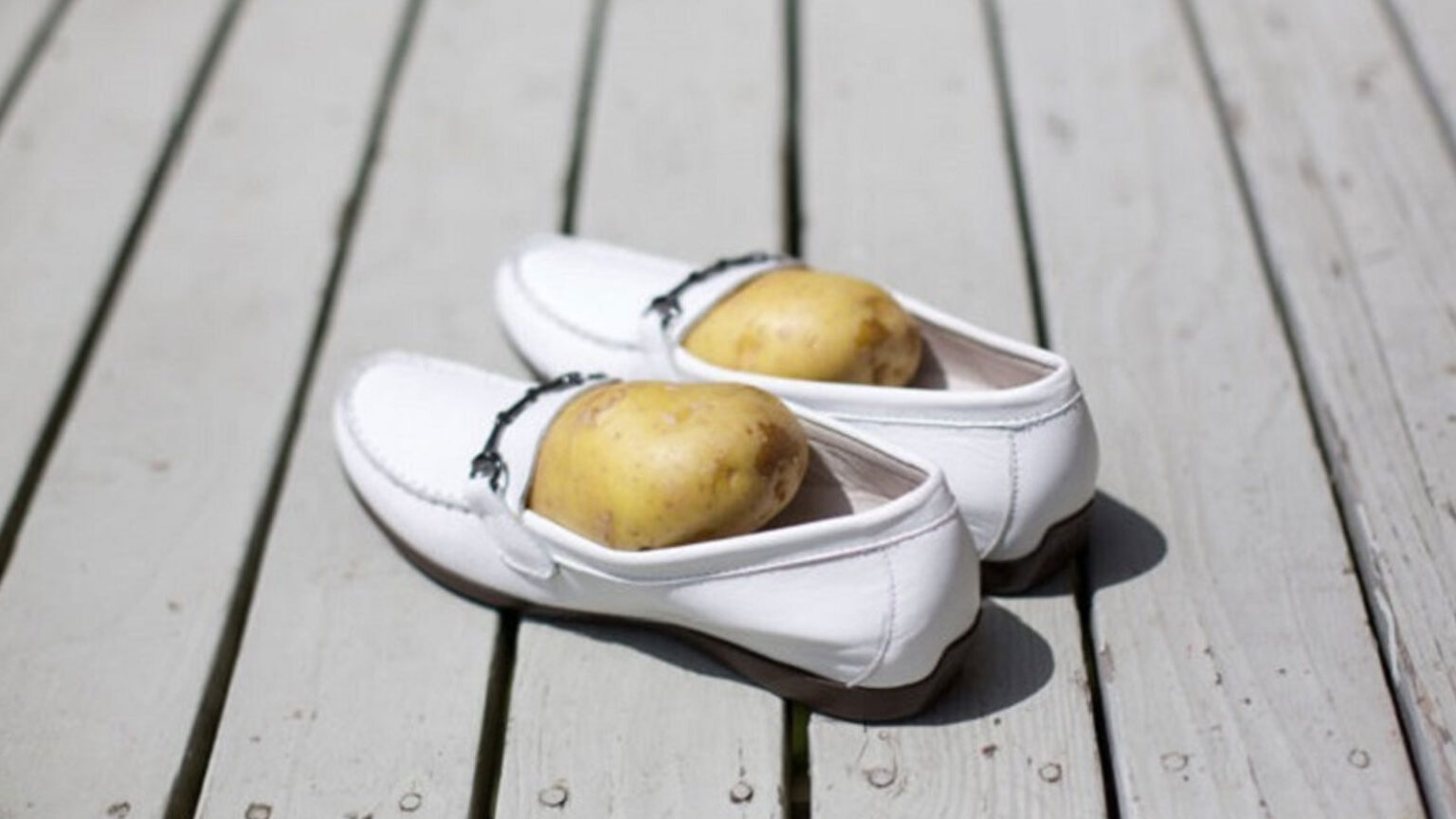 Καινούργια Παπούτσια: Γιατί Πρέπει να Βάζετε μια Πατάτα μέσα;