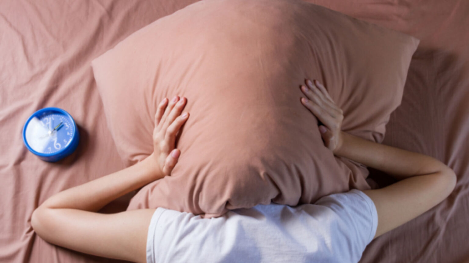 10 Τροφές που Πρέπει να Αποφεύγετε πριν Πάτε για Ύπνο