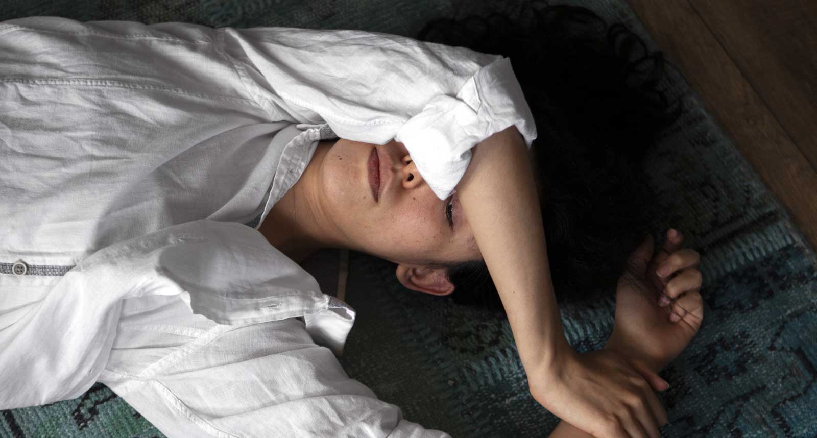 5 Λόγοι Γιατί Πρέπει να Αποφεύγετε να Κοιμάστε στο Πάτωμα