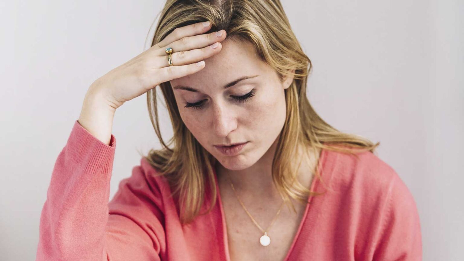 Έλλειψη σιδήρου: Νιώθεις αδυναμία, πέφτουν τα μαλλιά σου, έχεις δύσπνοια; Σημάδια που δεν πρέπει να αγνοηθούν και τι προκαλεί