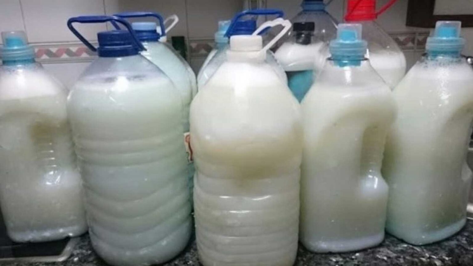 Φτιάξε Σπιτικό Απορρυπαντικό Πλυντηρίου για Όλο το Χρόνο με Λιγότερο από 10 Ευρώ