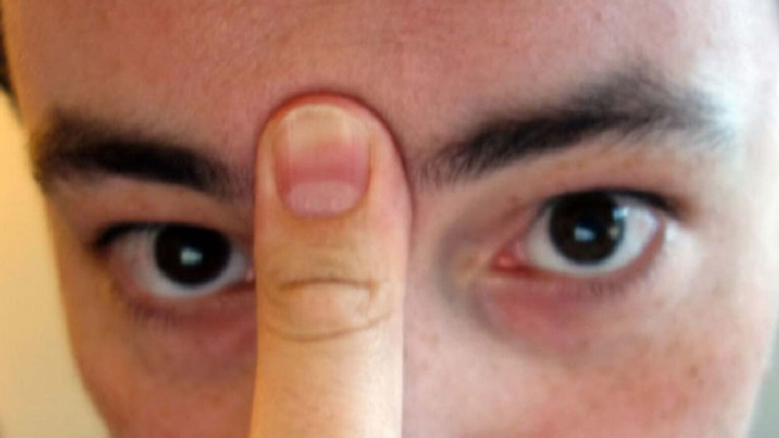 Πώς να Καθαρίσετε τα Ιγμόρεια σας σε Μόλις 20 Δευτερόλεπτα